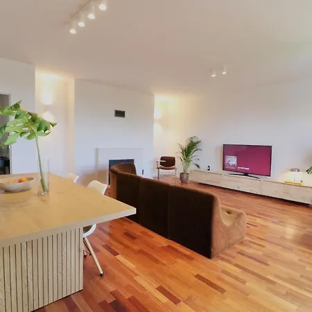 Mid-century Luxury W Panoramic View Apartment Setubal